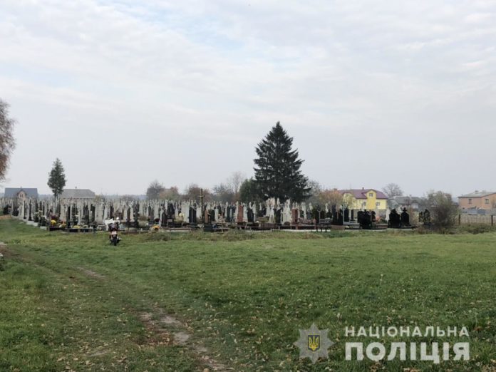У Жовківському районі, на цвинтарі, знайшли мертве немовля (фото) У Жовківському районі, на цвинтарі, знайшли мертве немовля (фото)