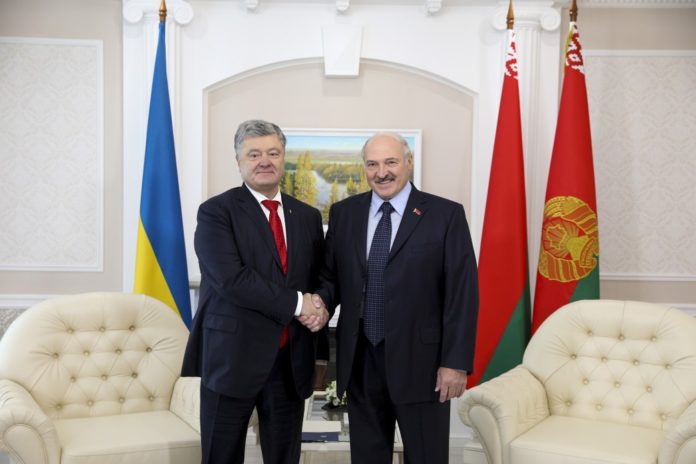 Порошенко і Лукашенко провели зустріч «віч-на-віч» Порошенко і Лукашенко провели зустріч «віч-на-віч»