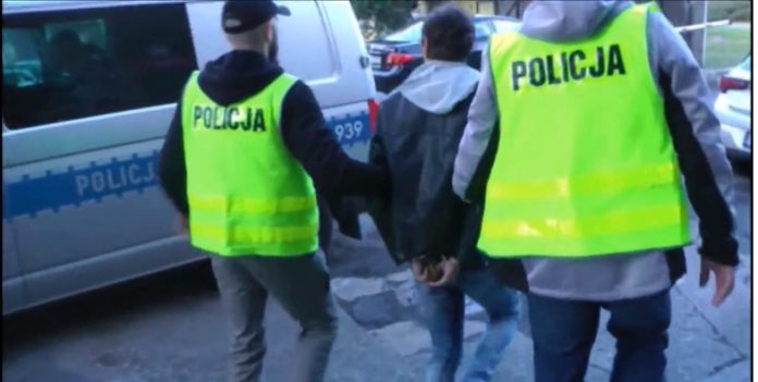У Польщі затримали трьох хуліганів, які напали на таксиста-українця і викрали його авто У Польщі затримали трьох хуліганів, які напали на таксиста-українця і викрали його авто