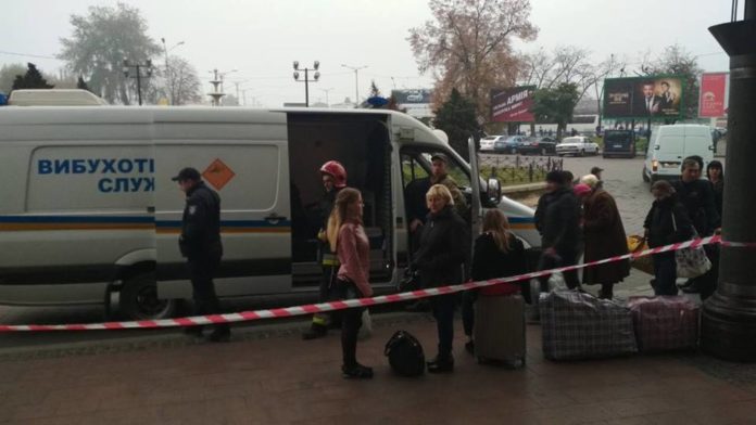 Через загрозу вибуху із львівського вокзалу евакуювали близько 800 осіб (фото) Через загрозу вибуху із львівського вокзалу евакуювали близько 800 осіб (фото)
