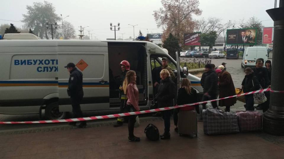 Через загрозу вибуху із львівського вокзалу евакуювали близько 800 осіб (фото)