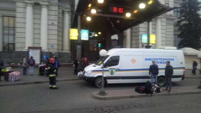У Львові замінували залізничний вокзал: спецпідрозділи шукають вибухівку (відео, фото) У Львові замінували залізничний вокзал: спецпідрозділи шукають вибухівку (відео, фото)