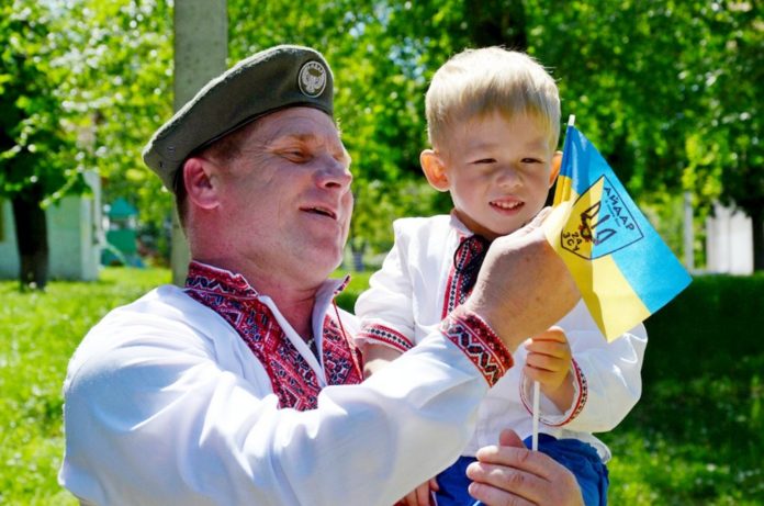 До Дня захисника мешканці Львівщини передадуть на передову українським воїнам вишиванки До Дня захисника мешканці Львівщини передадуть на передову українським воїнам вишиванки
