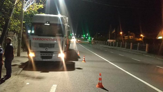 ДТП на Львівщині: водій легковика насмерть збив керманича вантажівки і втік (відео, фото) ДТП на Львівщині: водій легковика насмерть збив керманича вантажівки і втік (відео, фото)