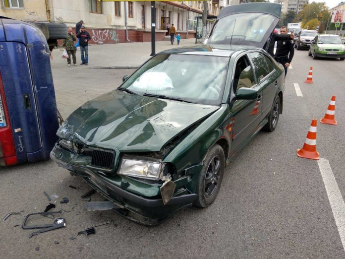 У Львові внаслідок ДТП перекинувся легковик (фото) У Львові внаслідок ДТП перекинувся легковик (фото)