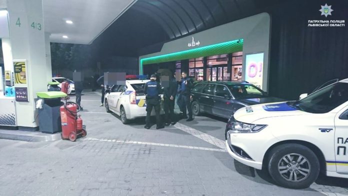 У Львові четверо чоловіків побили юнака, відібрали у нього Iphone 7 і паспорт У Львові четверо чоловіків побили юнака, відібрали у нього Iphone 7 і паспорт