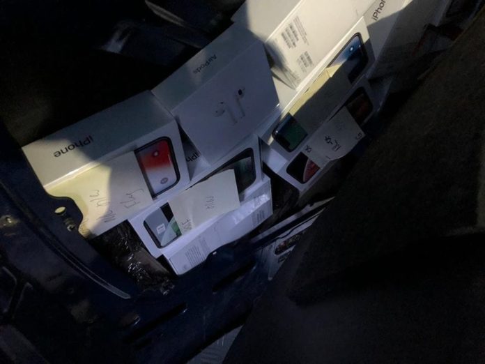 Чоловік за обшивкою салону, під сидінням і в запасці заховав 67 iPhone, – ДПСУ (фото) Чоловік за обшивкою салону, під сидінням і в запасці заховав 67 iPhone, – ДПСУ (фото)
