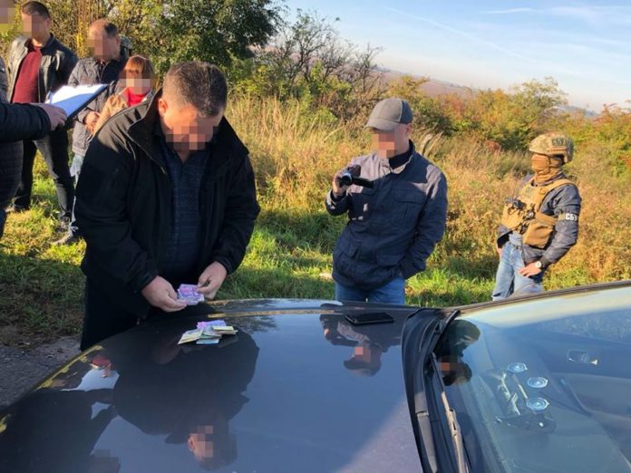 СБУ затримала на хабарі посадовця митного посту на Львівщині (фото) СБУ затримала на хабарі посадовця митного посту на Львівщині (фото)