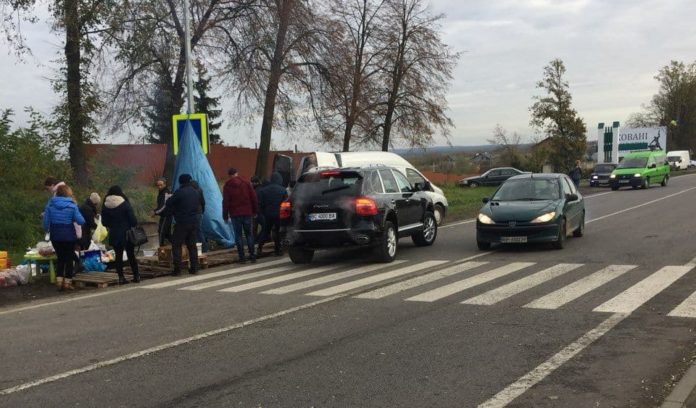 Мешканці розблокували дорогу у Мостиськах, яку перекривали дві доби Мешканці розблокували дорогу у Мостиськах, яку перекривали дві доби