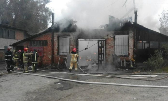 У Львові згоріла будівля, де зберігалися вироби з дерева (фото, відео) У Львові згоріла будівля, де зберігалися вироби з дерева (фото, відео)