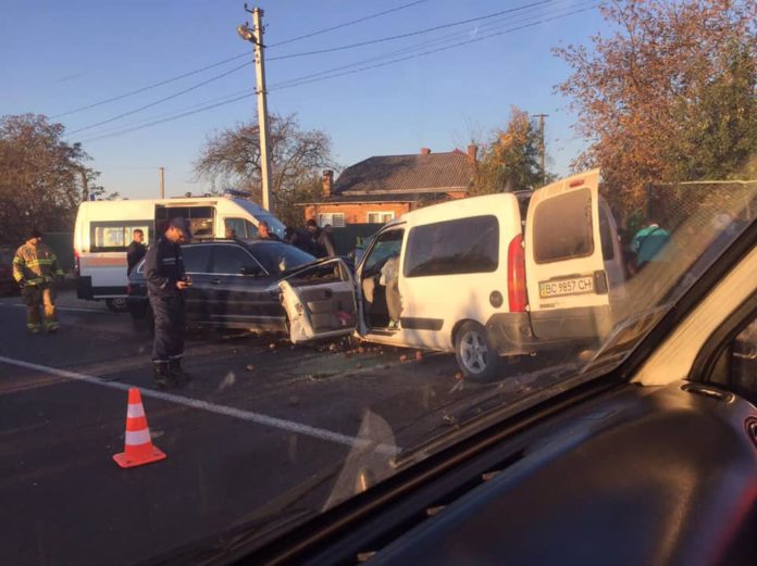 Поблизу Львова зіткнулися два авто: є постраждалі (фото) Поблизу Львова зіткнулися два авто: є постраждалі (фото)
