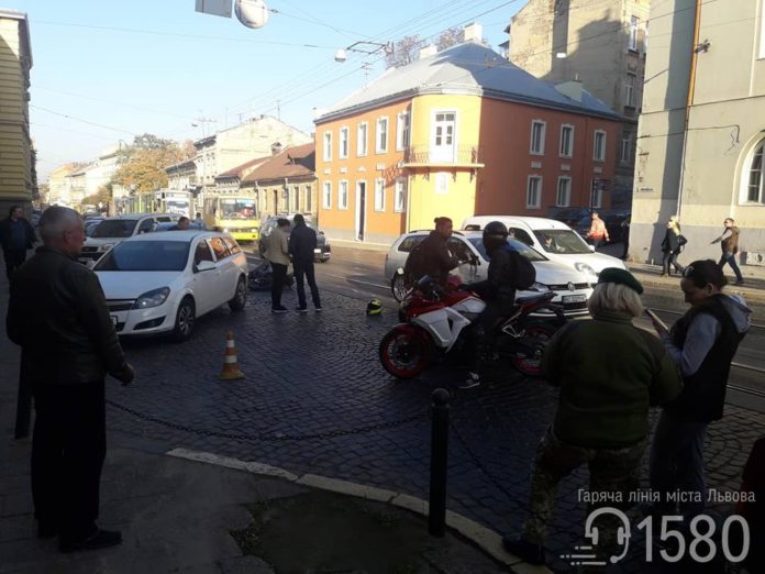Через ДТП у Львові призупинено рух трамваїв (фото) Через ДТП у Львові призупинено рух трамваїв (фото)