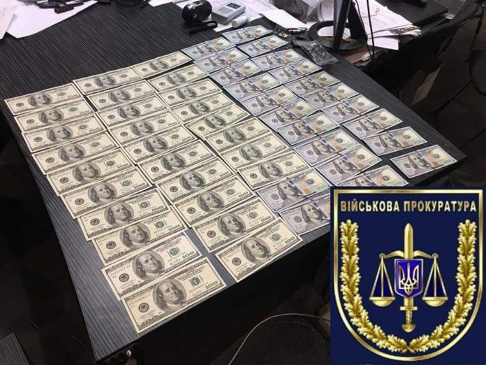 У Києві затримали двох поліцейських за хабар у 50 тисяч доларів, третього – розшукують (фото) У Києві затримали двох поліцейських за хабар у 50 тисяч доларів, третього – розшукують (фото)