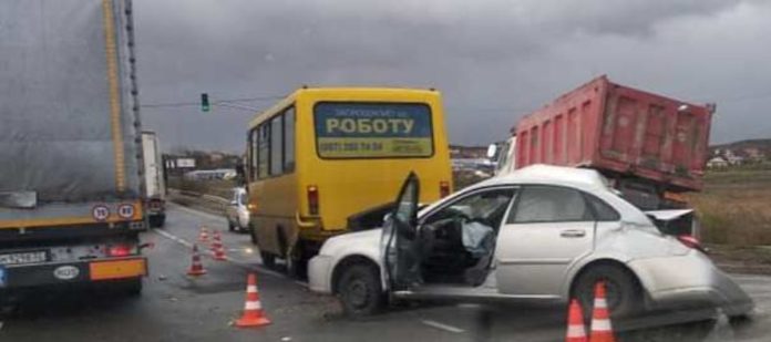 На Львівщині сталася потрійна ДТП, постраждали четверо осіб (фото) На Львівщині сталася потрійна ДТП, постраждали четверо осіб (фото)