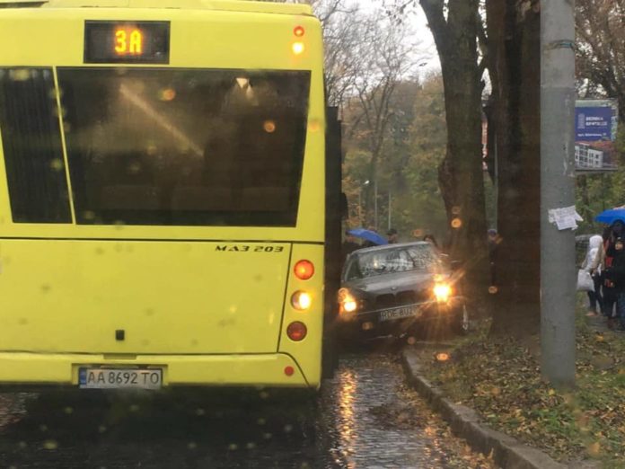 Водій BMW, який спричинив ДТП на Стрийській, втік з місця події (фото) Водій BMW, який спричинив ДТП на Стрийській, втік з місця події (фото)