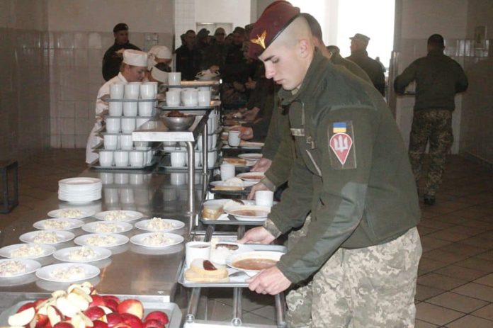 Банани і йогурти: десантників з 80-ки почали годувати за новою системою (фото) Банани і йогурти: десантників з 80-ки почали годувати за новою системою (фото)
