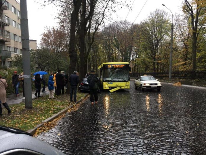 На вулиці Стрийській у Львові зіткнулися автобус МАЗ і BMW (фото) На вулиці Стрийській у Львові зіткнулися автобус МАЗ і BMW (фото)