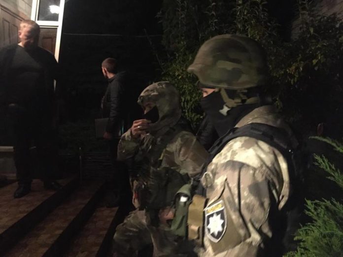На Львівщині, у будинку, який чоловік погрожував підірвати, знайшли наркотики і зброю На Львівщині, у будинку, який чоловік погрожував підірвати, знайшли наркотики і зброю