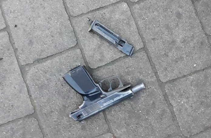 Львівські патрульні затримали чоловіка, який погрожував перехожому пістолетом (фото) Львівські патрульні затримали чоловіка, який погрожував перехожому пістолетом (фото)