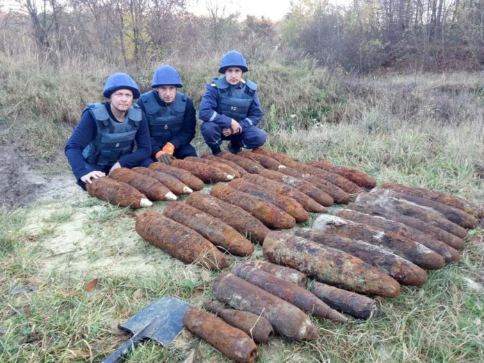 В одному із сіл Буського району виявили склад застарілих боєприпасів (фото) В одному із сіл Буського району виявили склад застарілих боєприпасів (фото)