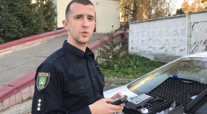 Львівські патрульні розвіяли міф, за допомогою якого п’яний водій уник покарання (відео) Львівські патрульні розвіяли міф, за допомогою якого п’яний водій уник покарання (відео)