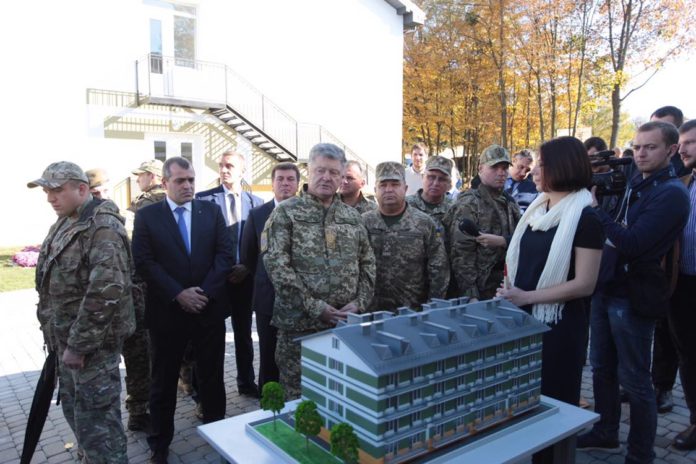 Порошенко проінспектував гуртожитки для військових на Львівщині (фото) Порошенко проінспектував гуртожитки для військових на Львівщині (фото)