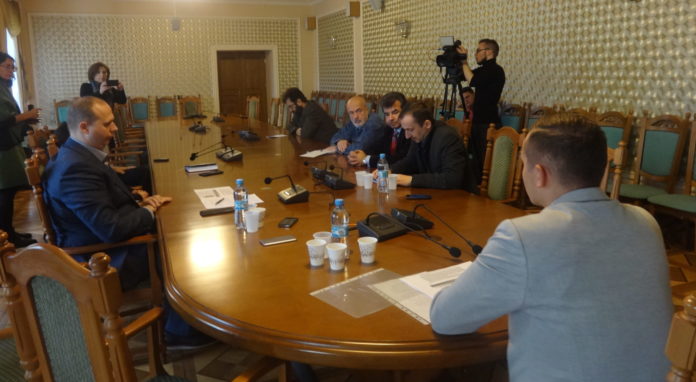 Два фатальних слова: У Львові скандал навколо шкільного підручника з історії Два фатальних слова: У Львові скандал навколо шкільного підручника з історії