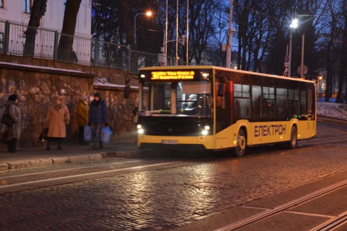 У Львові буде підсилено роботу транспорту, який курсує до кладовищ У Львові буде підсилено роботу транспорту, який курсує до кладовищ