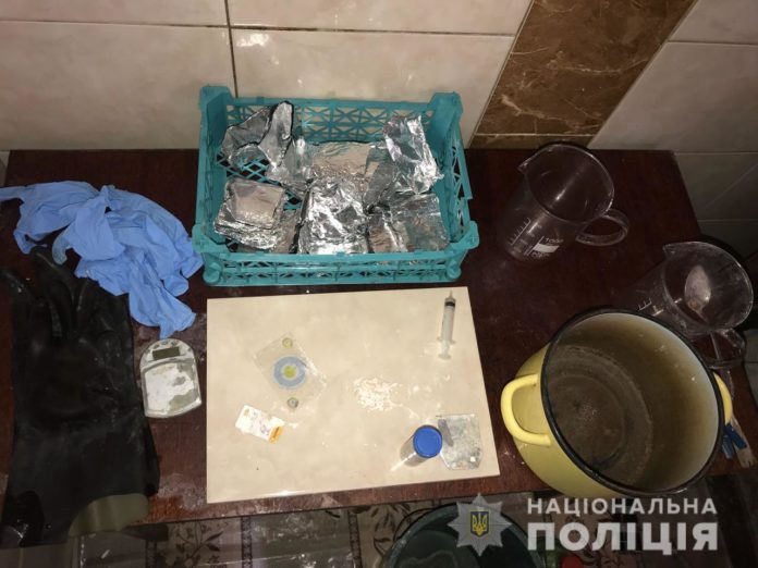 Правоохоронці затримали мешканця Дрогобича, який вдома облаштував нарколабораторію (фото) Правоохоронці затримали мешканця Дрогобича, який вдома облаштував нарколабораторію (фото)