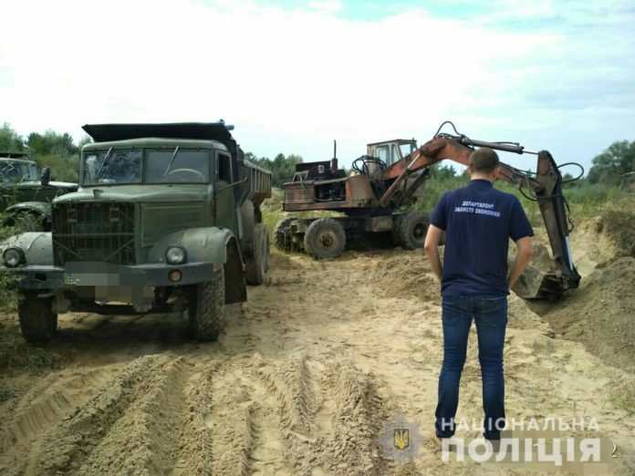 На Львівщині, на території заказника, підприємці незаконно видобували пісок (фото) На Львівщині, на території заказника, підприємці незаконно видобували пісок (фото)