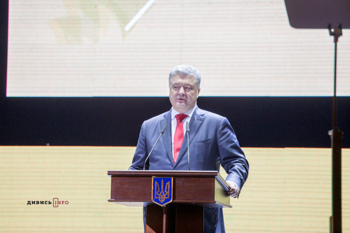 Порошенко підписав закон про боротьбу з піратством Порошенко підписав закон про боротьбу з піратством