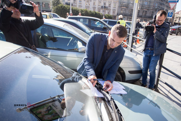 У Львові водіїв почали попереджувати про штрафи за неправильне паркування (фото) У Львові водіїв почали попереджувати про штрафи за неправильне паркування (фото)