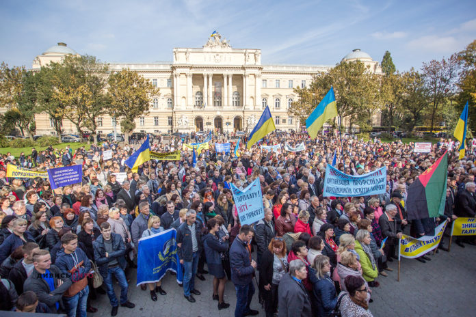 У Львові профспілки протестували через низькі зарплати ( фото) У Львові профспілки протестували через низькі зарплати ( фото)