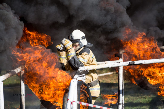 Як вогнем гартують молодих рятувальників Львівщини (фоторепортаж)