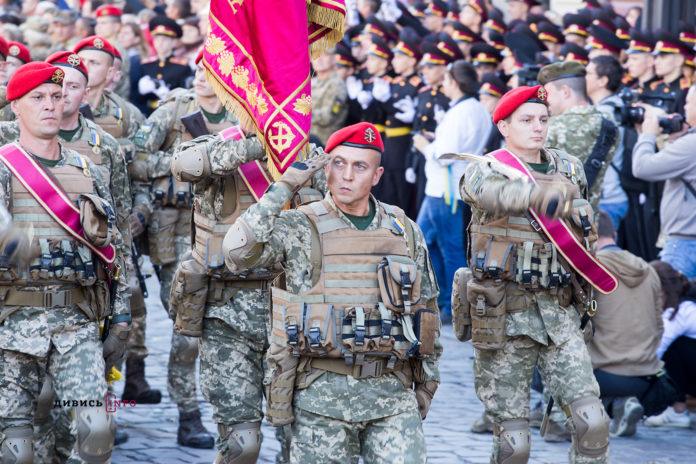 Марш захисників України: центром Львова пройшло 1200 військових (відео) Марш захисників України: центром Львова пройшло 1200 військових (відео)