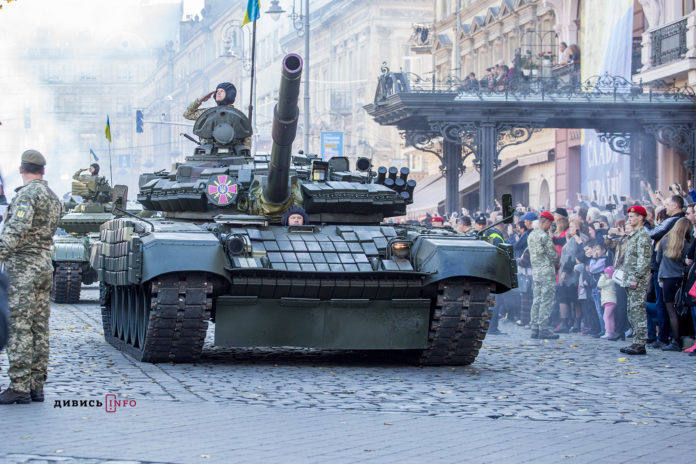 Українські захисники показали свою міць на військовому марші у Львові (фоторепортаж) Українські захисники показали свою міць на військовому марші у Львові (фоторепортаж)