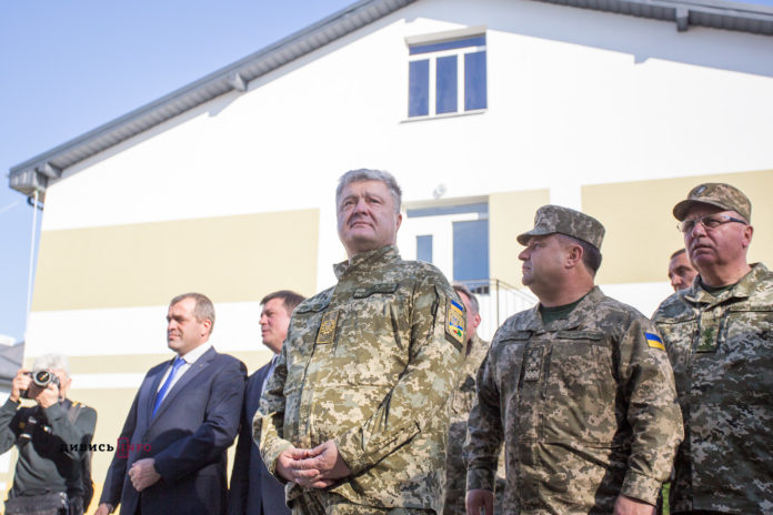 Як Порошенко обідав з бійцями на Львівщині (відео) Як Порошенко обідав з бійцями на Львівщині (відео)
