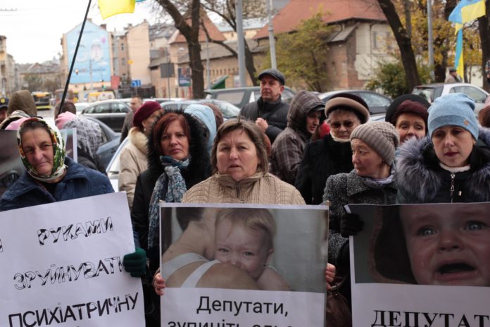 Львівську облраду знову пікетують працівники психоневрологічних диспансерів Львівську облраду знову пікетують працівники психоневрологічних диспансерів