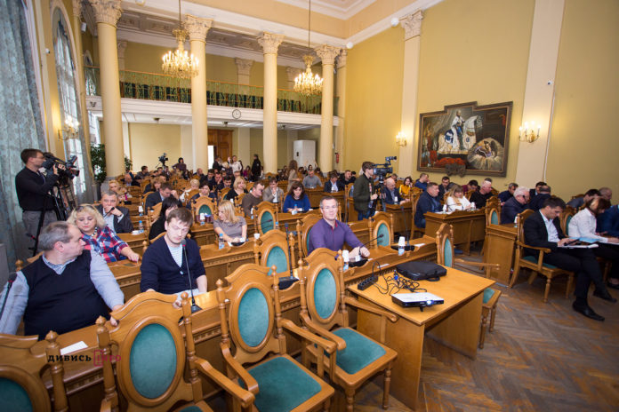 Частина депутатів покинули сесію Львівської міськради через відсутність Садового Частина депутатів покинули сесію Львівської міськради через відсутність Садового