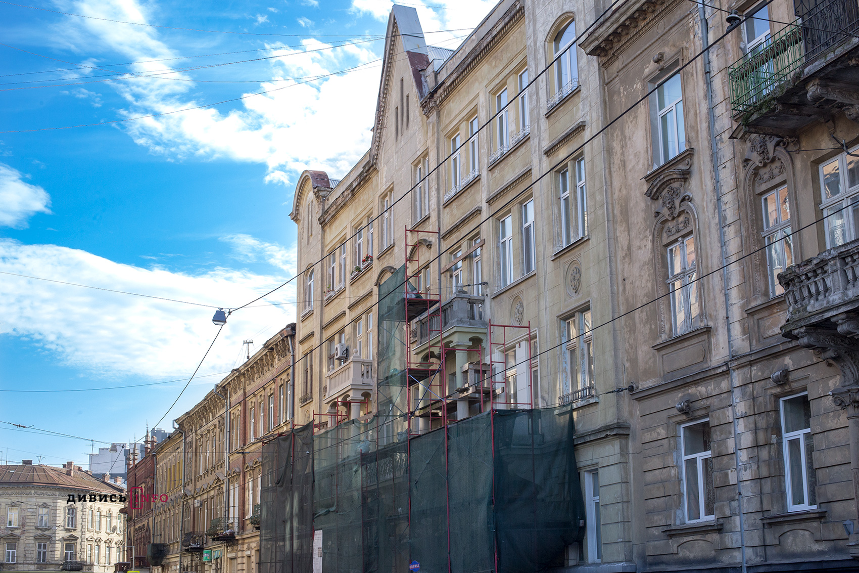 На вулиці Франка реставрують п'ять балконів (фото)