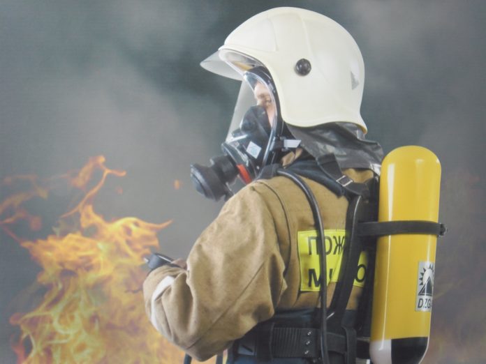 У Львові рятувальники загасили палаючу квартиру У Львові рятувальники загасили палаючу квартиру