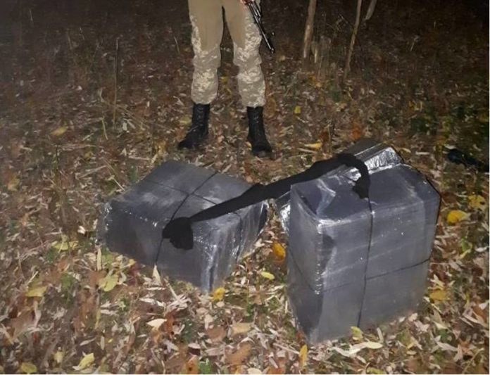 Контрабандисти під час втечі покинули майже півтори тисячі пачок цигарок Контрабандисти під час втечі покинули майже півтори тисячі пачок цигарок