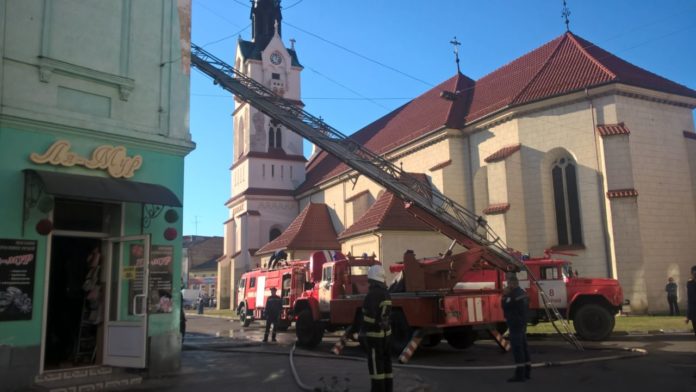 У Стрию горів багатоквартирний будинок (фото) У Стрию горів багатоквартирний будинок (фото)