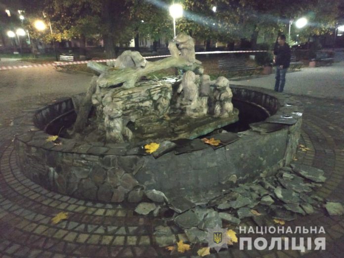 У Бібрці зловмисник кинув гранату у фонтан (фото) У Бібрці зловмисник кинув гранату у фонтан (фото)