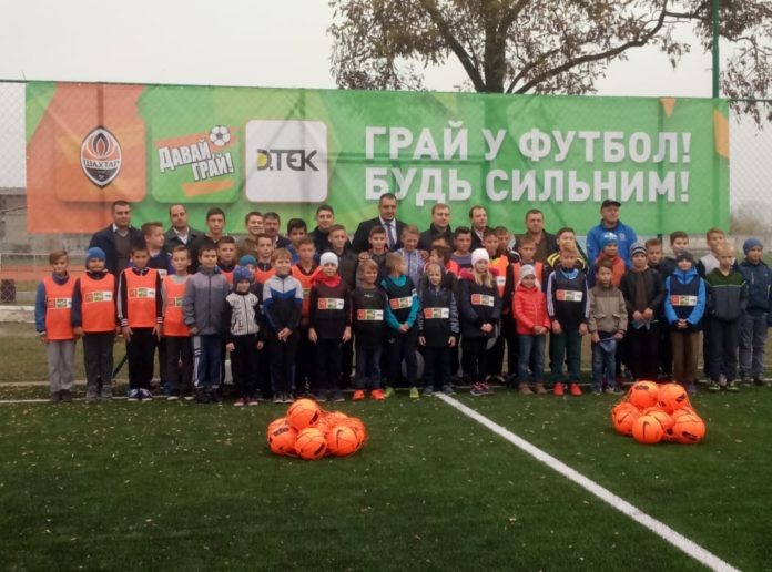 У Добротворі відкрили сучасне футбольне поле (фото) У Добротворі відкрили сучасне футбольне поле (фото)