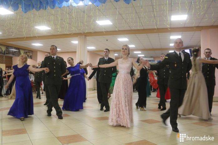 У Львові відбувся бал військовослужбовців У Львові відбувся бал військовослужбовців