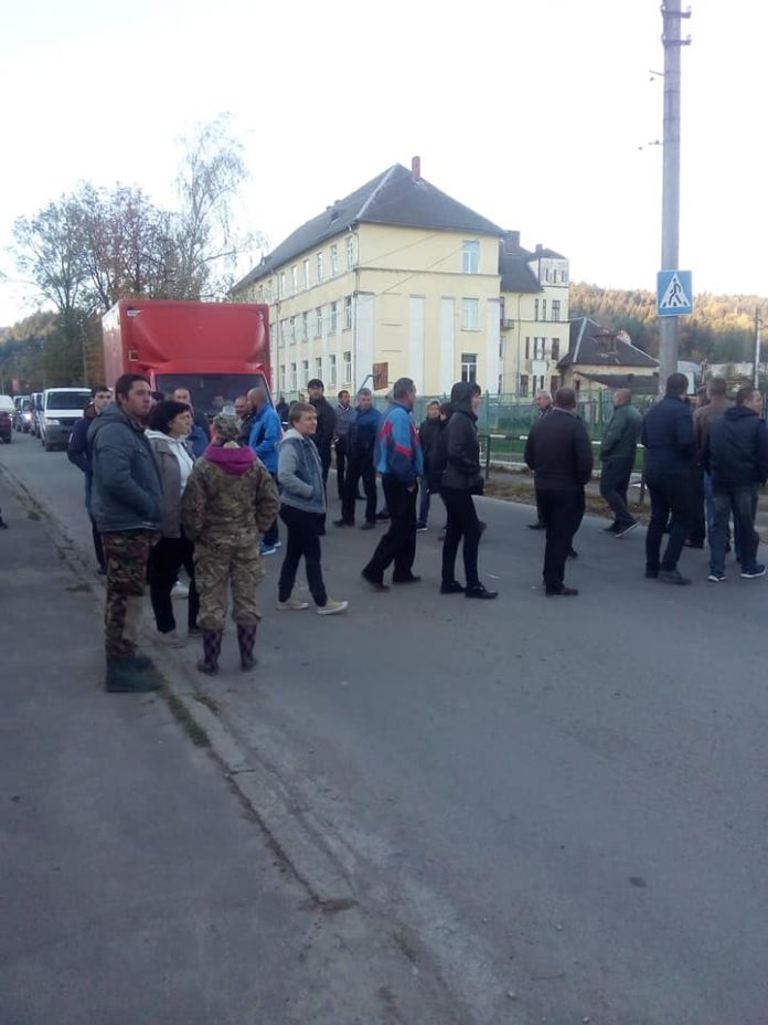 Акція протесту у Східниці: місцеві жителі перекрили дорогу до курорту (фото) Акція протесту у Східниці: місцеві жителі перекрили дорогу до курорту (фото)