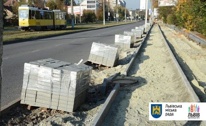 У Львові, на вулиці Княгині Ольги, розпочали будівництво велосипедної доріжки та хідників У Львові, на вулиці Княгині Ольги, розпочали будівництво велосипедної доріжки та хідників