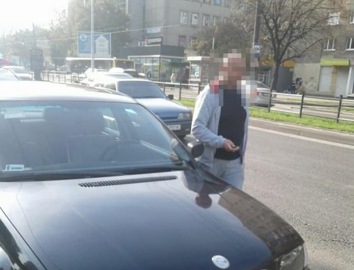 Львівських патрульних покусав власник фальшивих водійських прав Львівських патрульних покусав власник фальшивих водійських прав