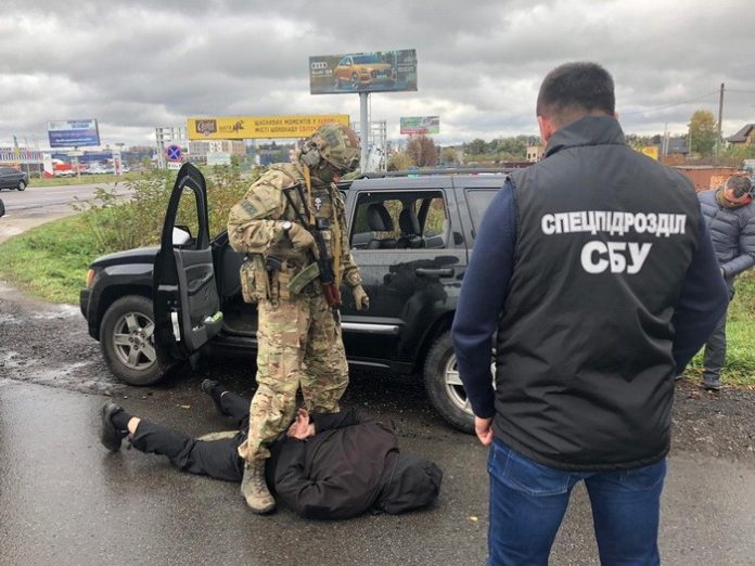 У Львові СБУ викрила банду торговців зброєю: серед затриманих — бійці-добровольці (фото) У Львові СБУ викрила банду торговців зброєю: серед затриманих — бійці-добровольці (фото)